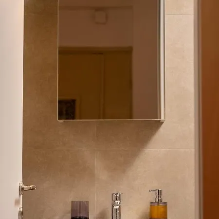 Lovely In The Heart Of Center Apartman